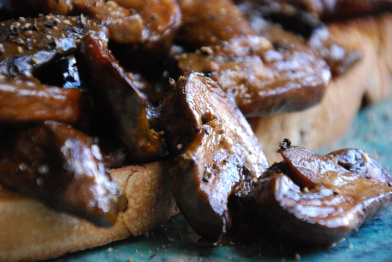 Mushroom Stroganoff on Olive Bread Toast (27)